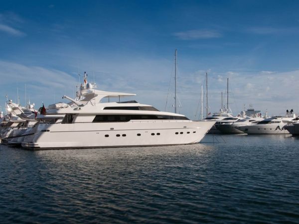 Crewed luxury boat charter vacations, Luxury Superyachts, Exclusive boat rental
