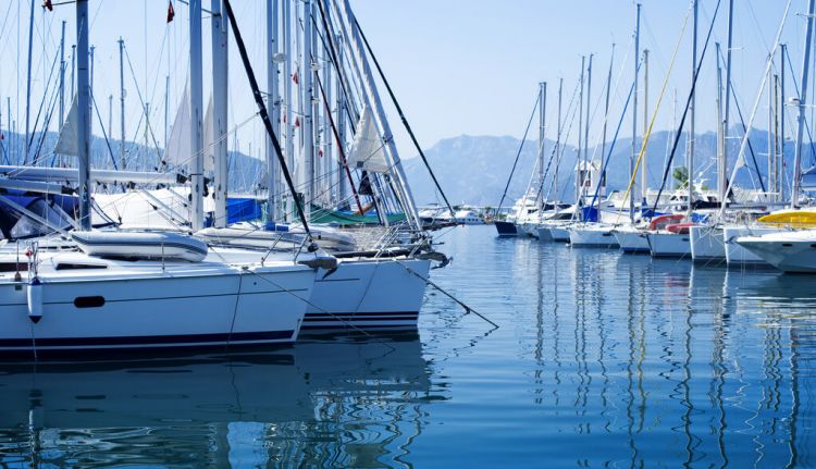 Does the marina have possibility to park the car and what is the price for parking?