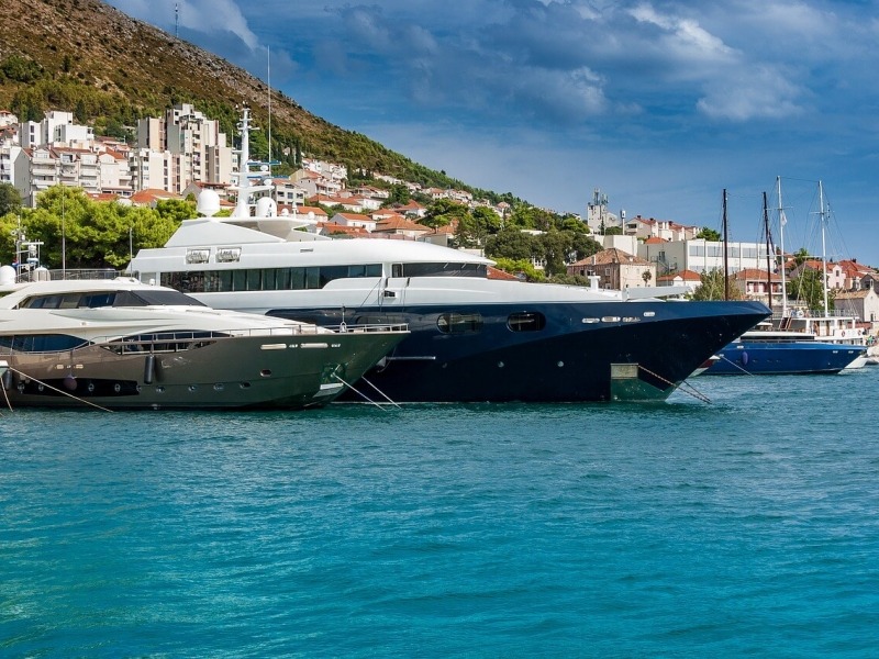 Motor yachts rental