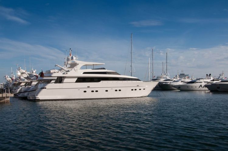 Crewed luxury boat charter vacations, Luxury Superyachts, Exclusive boat rental